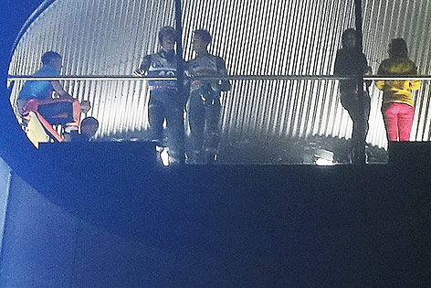 © AP/Jens Meyer Anders Bardal und Gregor Schlierenzauer beraten sich im Aufwärmraum des Sprungturms