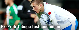 Ex-Grödig-Spieler Dominique Taboga stützt sich auf seinen Knien ab