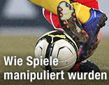 Spielerbeine mit Ball
