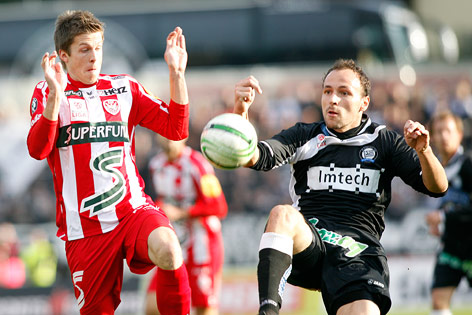 © APA/Markus Leodolter Deni Alar (KSV) und Gordon Schildenfeld (Sturm), 2010