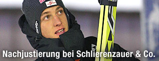 Gregor Schlierenzauer betrachtet seine Sprungskier