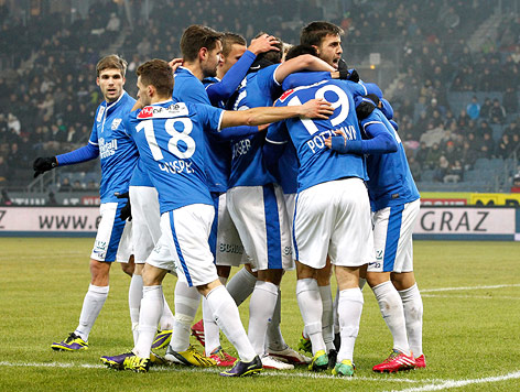 Jubelnde Grödig-Spieler