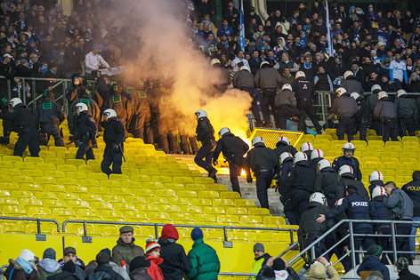 © ORF.at/Christian Öser Polizeikräfte auf der Tribüne