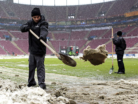 © APA/EPA/Sedat Suna Räumdienst am Fußballfeld