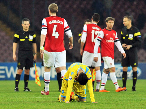 © APA/EPA/Cesare Abbate Jose Maria Callejon (Napoli) vor Arsenal-Spielern