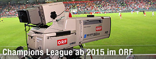 ORF-Kamera am Spielfeldrand eines Fußballfeldes