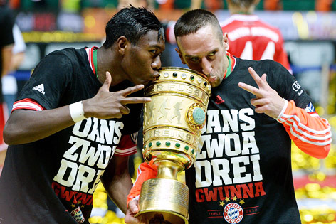 © APA/EPA/dpa/Bernd Weissbrod David Alaba und Franck Ribery mit DFB-Pokal