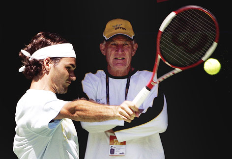 © AP/Mark Baker Roger Federer traininert 2006 vor seinem damaligen Trainer Tony Roche