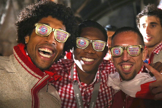 © APA/EPA/Alexander Hassenstein Dante, Ribbery und Alaba tragen Meisterbrillen des FC Bayern München