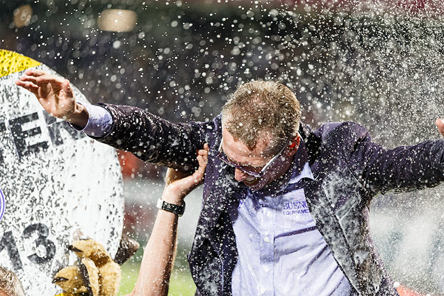 © ORF.at/Dominique Hammer Peter Stöger wird mit Sekt bespritzt