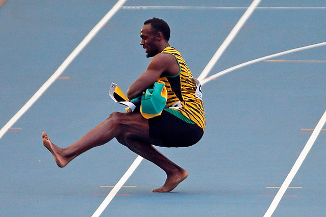© Reuters/Phil Noble Jamaikas Usain Bolt tanzt auf der Laufbahn