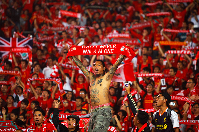 © Reuters/Beawiharta Indonesische Fans des FC Liverpool bei einem Spiel in Jakarta