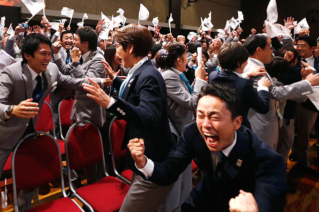 © Reuters/Marcos Brindicci
Das Japanische Kommitee jubelt über die Vergabe der Olympischen Sommerspiele 2020