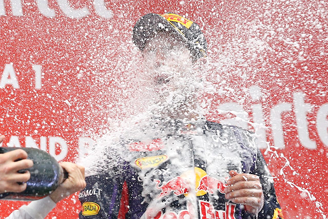 © Reuters/Ahmad Masood Sebastian Vettel wird mit Champagner angespritzt