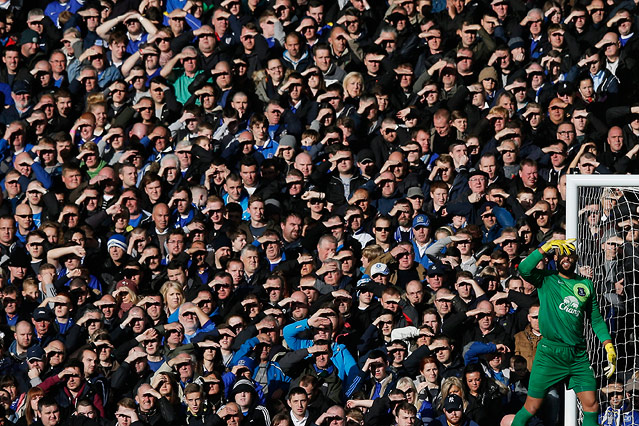 © Reuters/Phil Noble
Die Sonne blendet Fans und Everton Torhüter Tim Howard im Spiel gegen Tottenham