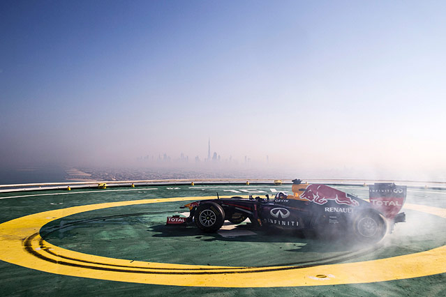 © Red Bull Content Pool/Samo Vidic David Coulthard dreht seinen Red-Bull-Boliden auf einem Hubschrauber-Landeplatz in Abu Dhabi im Kreis
