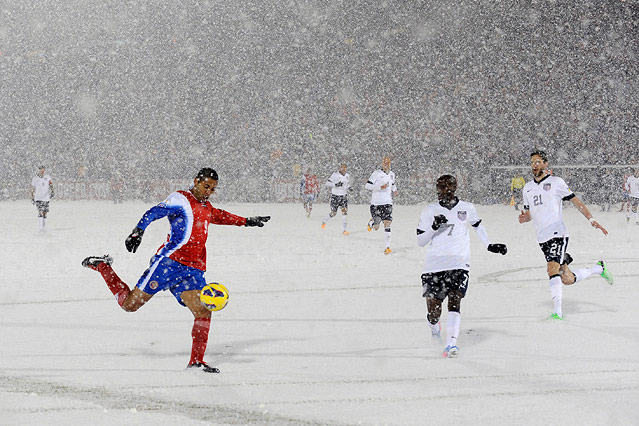 © AP/Jack Dempsey Schneebedecktes Spielfeld bei Costa Rica gegen USA