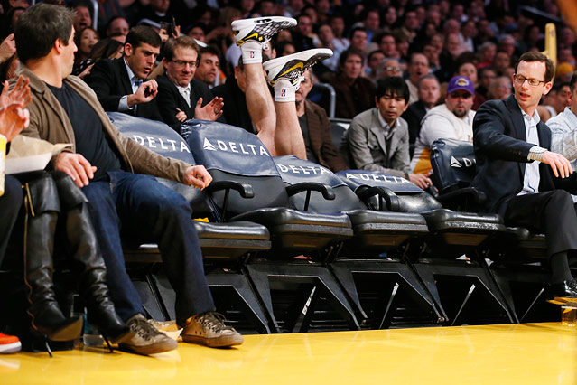 © AP/Danny Moloshok Los Angeles Lakers' Steve Blake stolpert im Match gegen Phoenix Suns in die Zuschauerränge
