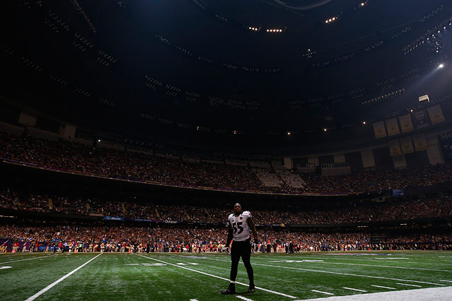 © Reuters/Mike Segar Baltimore Ravens outside linebacker Terrell Suggs steht nach einem Stromausfall bei der Superbowl im Dunklen