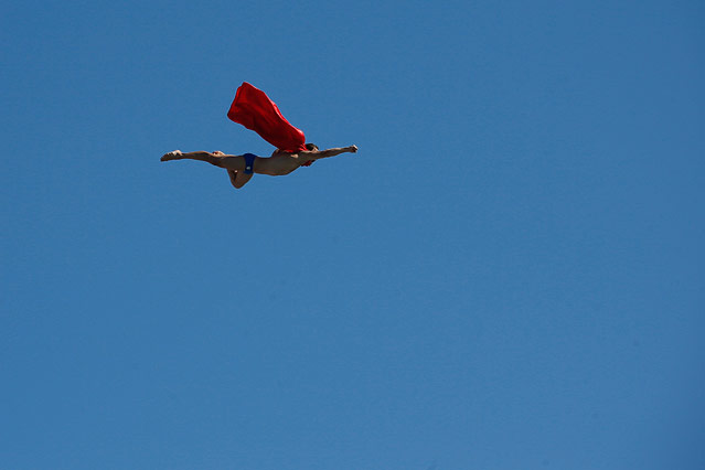 © Reuters/Gustau Nacarino Wasserspringer Michal Navratil im Superman-Kostüm