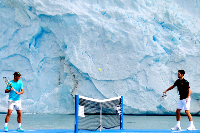 © Reuters Rafael Nadal und Novak Djokovic spielen Tennis auf einem Schiff, im Hintergrund ein Eisberg