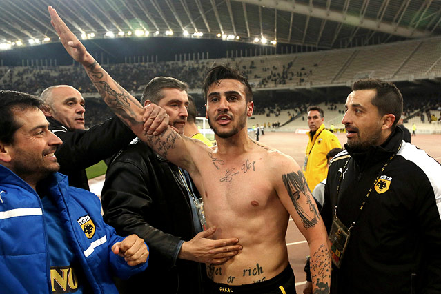 © Reuters/Icon/Giannis AEK Athens' Giorgos Katidis hebt den rechten Arm zu einem faschistischen Gruß