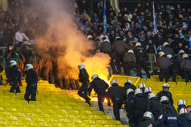 © ORF.at/Christian Öser Fans von Zenit Sankt Petersburg werfen Feuerwerkskörper auf die Polizei