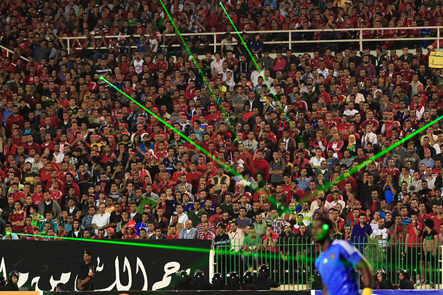 © Reuters/Amr Abdallah Dalsh Ägyptische Fans von Al-Ahli versuchen mit Laserpointern Torhüter Senzo Meyiwa der Orlando Pirates zu irritieren