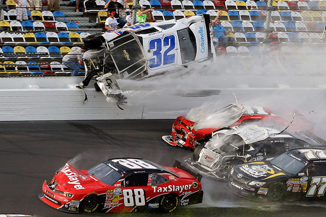 © AP/John Raoux Nascar-Fahrer Kyle Larson crasht ins Publikum
