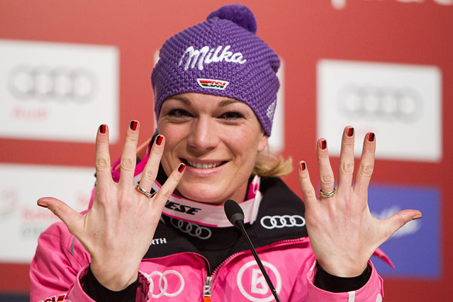 © ORF.at/Peter Pfeiffer Maria Höfl-Riesch zeigt ihre Fingernägel in schwarz-rot-gold