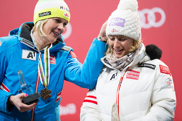 © ORF.at/Peter Pfeiffer Nici Hosp tröstet Michaela Kirchgasser