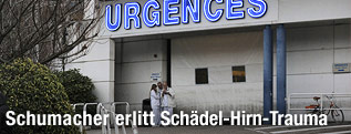 Medizinisches Personal vor der Notaufnahme des Krankenhauses in Grenoble
