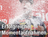 Sebastian Vettel wird mit Sekt geduscht
