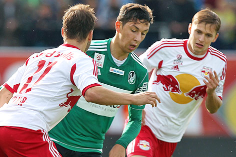 Robert Zulj (Ried) gegen zwei Salzburg-Spieler