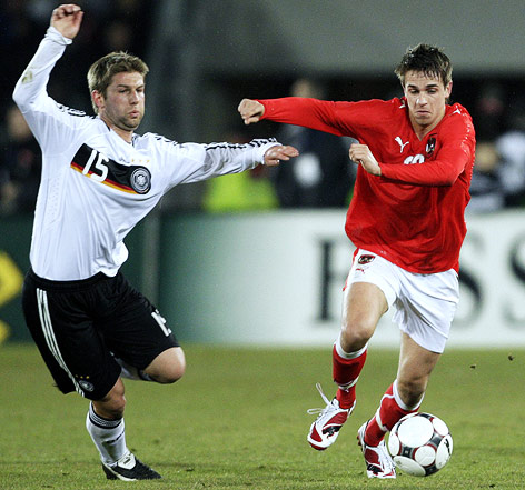 © APA/Helmut Fohringer Thomas Hitzlsperger (GER) und Martin Harnik (AUT) während des Länderspiels Österreich gegen Deutschland am 06. Februar 2008, im Wiener Ernst Happel-Stadion