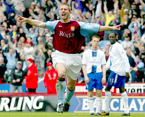 © Reuters/Darren Staples Thomas Hitzlsperger jubelt im Aston-Villa-Dress