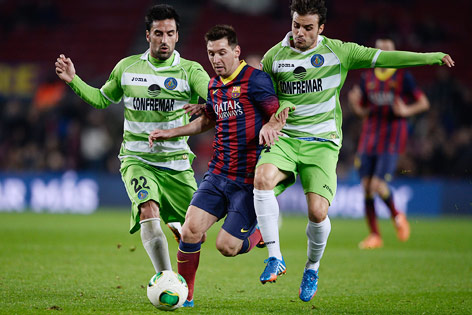 © APA/AP/Manu Fernandez Lionel Messi (Barca) im Zweikampf mit Pedro Leon und Juan Rodriguez (Getafe)