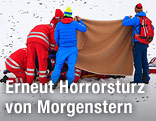 Sanitäter betreuen Thomas Morgenstern (AUT) nach seinem Sturz
