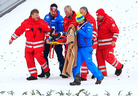 © APA/Erwin Scheriau Sanitäter betreuen Thomas Morgenstern (AUT) nach seinem Sturz