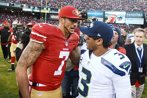 © Reuters/USA Today Sports/Kyle Terada San-Francisco-49ers-Quarterback Colin Kaepernick unterhält sich mit dem Seattle-Seahawks-Quarterback Russell Wilson