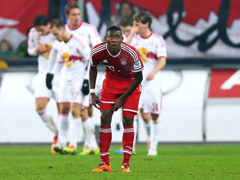 David Alaba (Bayern) richtet sich, nach dem Treffer der Salzburger zum 3:0, seine Hose