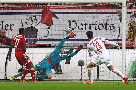 Tor von Robert Zulj (SBG), Bayern-Goalie Manuel Neuer versucht zu halten, David Alaba (Bayern) steht daneben
