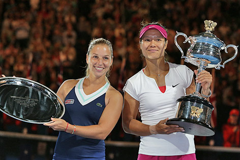 © AP/Aaron Favila Dominika Cibulkova und Li Na bei der Siegerehrung in Melbourne