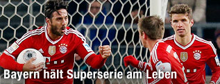 Claudio Pizarro (Bayern) jubelt
