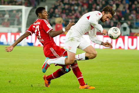 © APA/EPA/dpa/Sebastian Kahnert David Alaba (Bayern) im Zweikampf mit Martin Harnik (Stuttgart)