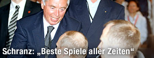 Die &ouml;sterreichische Skilegende Karl Schranz reicht dem russischen Staatschef Wladimir Putin seine Hand