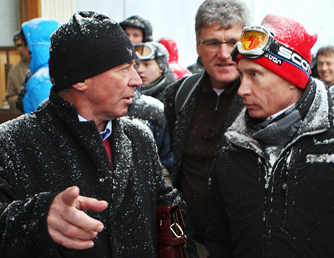 © GEPA/M. Oberlaender Die österreichische Skilegende Karl Schranz unterhält sich mit dem russischen Staatschef Wladimir Putin