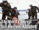 Soldaten mit Schaufeln