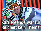 Hannes Reichelt (ÖSV) stützt sich auf seinen Skistöcken ab