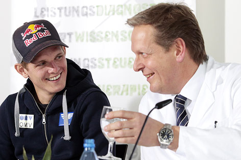 © APA/Gert Eggenberger Skispringer Thomas Morgenstern und Arzt Georg Lajta